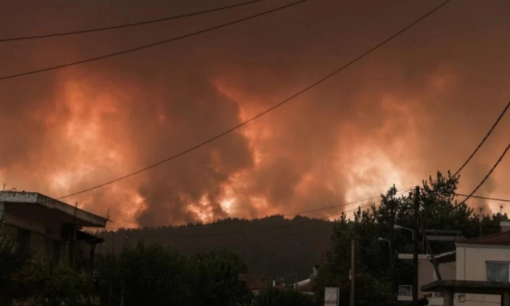 Φωτιά στη Βόρεια Εύβοια: Νύχτα αγωνίας στο δρόμο περνούν οι κάτοικοι πνιγμένοι στον καπνό